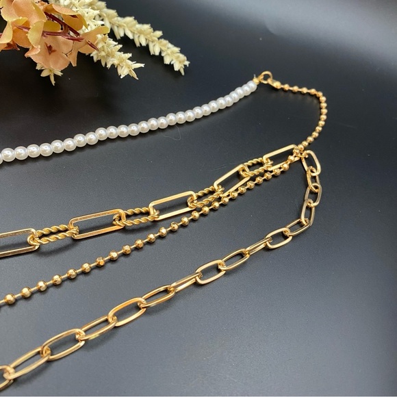 NWOT Elegant Gold and Pearl Necklace - Picture 5 of 6